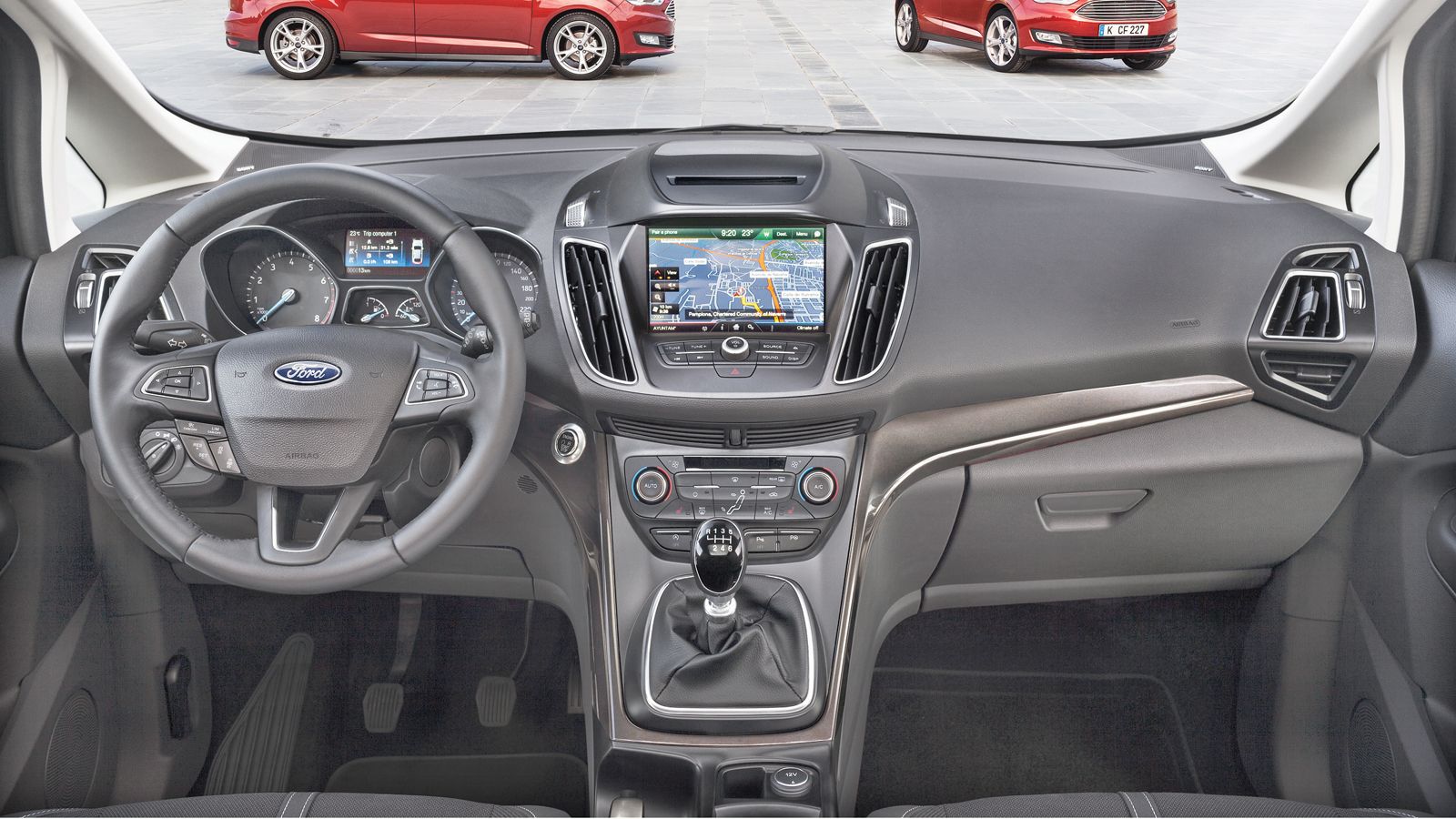 Στα σχεδιαστικά πρότυπα του Focus κινείται το εσωτερικό του C-MAX. Η κεντρική κονσόλα έχει λιγότερα κουμπιά, το παρών δίνει το σύστημα πολυμέσων SYNC2